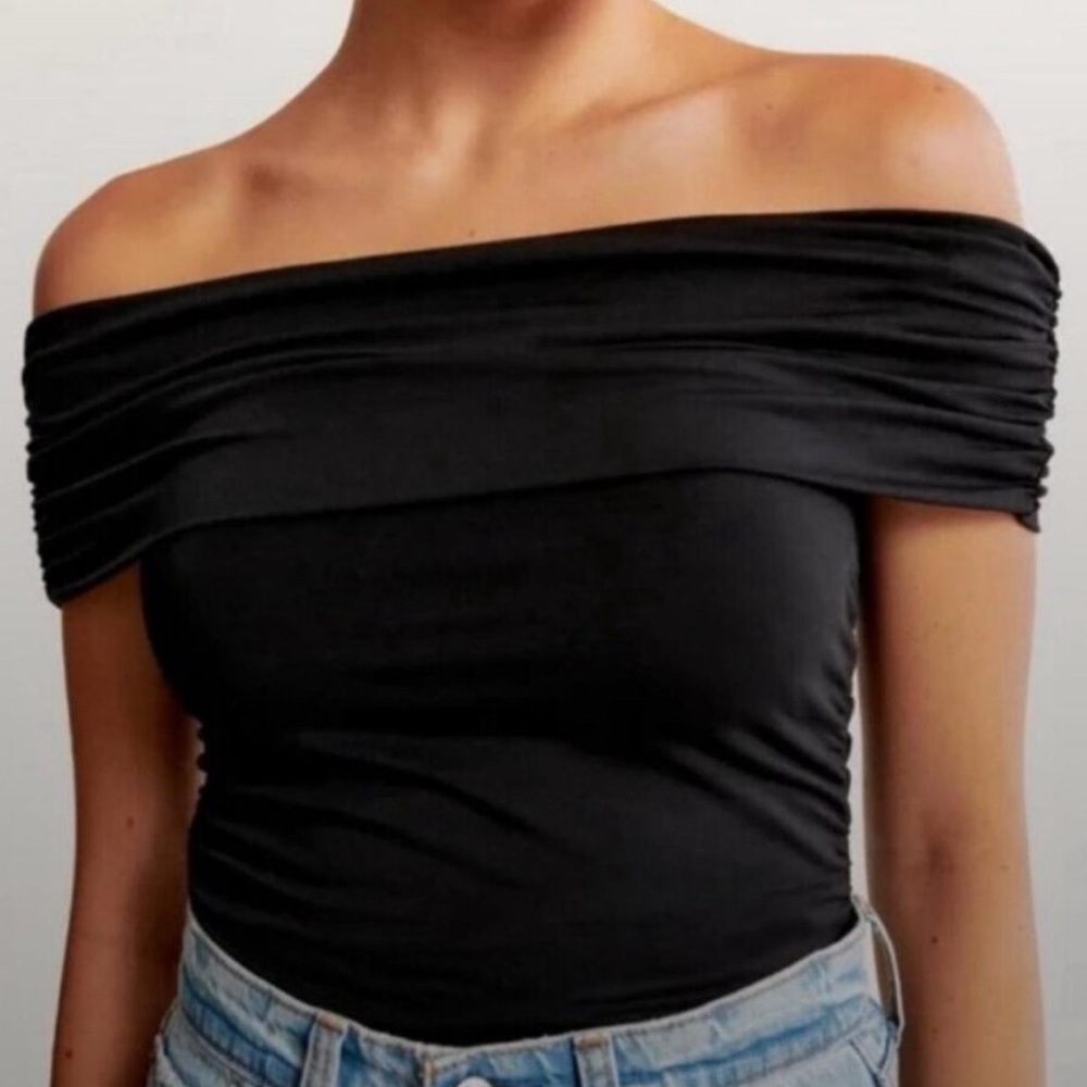 Black Off-Shoulder Short Sleeve Top